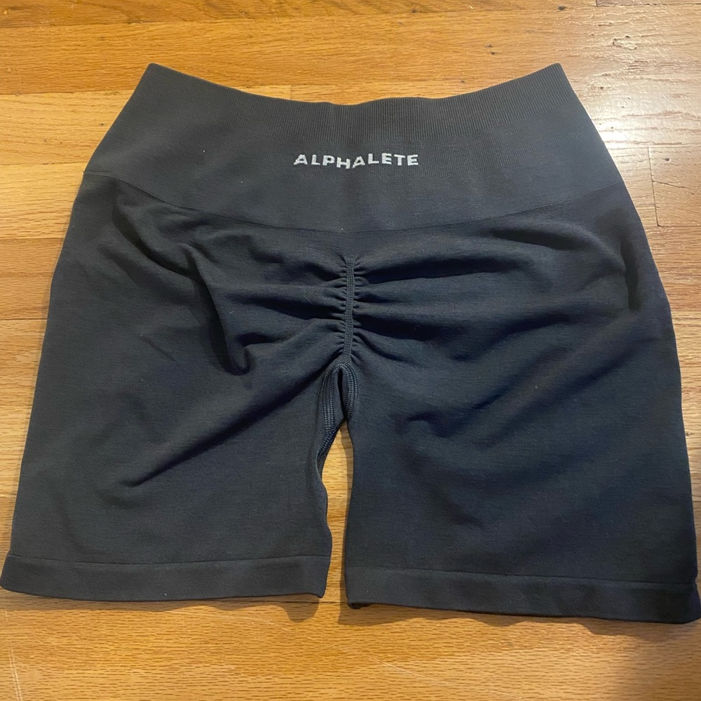 Alphalete Amplify 4.5” shorts in color Shadow NWOT